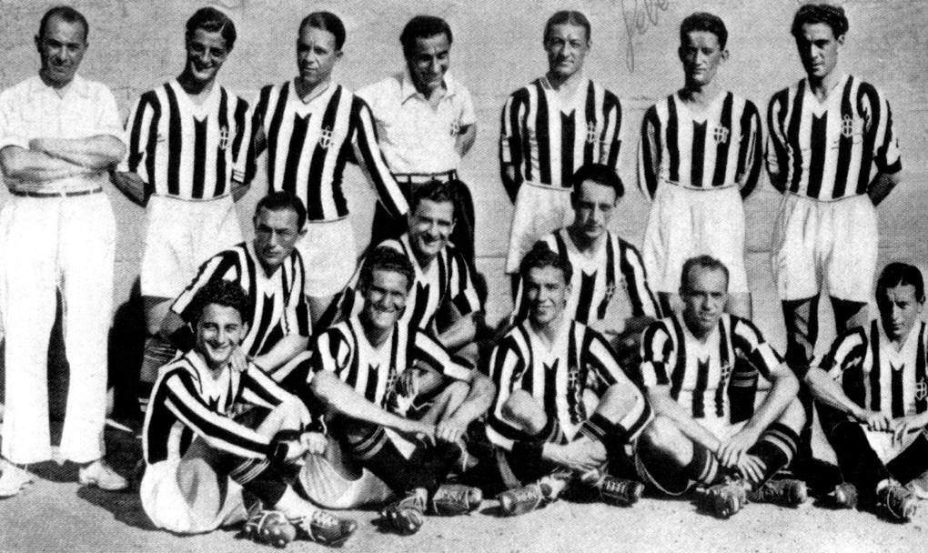 Premio alla memoria anche per Carlo Carcano, primo in piedi da sinistra in questa foto di gruppo della Juve 1932-33. In bianconero vinse quattro scudetti consecutivi